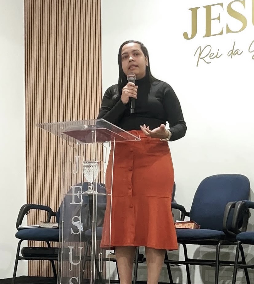 Stefania pregando durante um culto