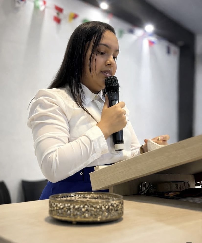 Stefania, pregadora pentecostal, ministrando a Palavra ao púlpito